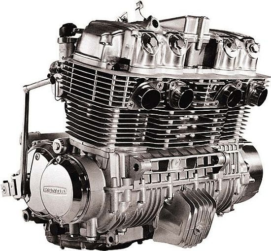 Động cơ 4 xi-lanh thẳng hàng: Thường thấy trên các mẫu xe thể thao của Nhật như Honda CB750. Ưu điểm: Động cơ hoạt động trơn tru và mạnh mẽ. Nhược điểm: Kích thước lớn hơn so với động cơ V-Four cùng dung tích. Thường sử dụng cho những mẫu xe thể thao dung tích từ 600 phân khối trở lên. Ảnh: Động cơ Honda CB750.