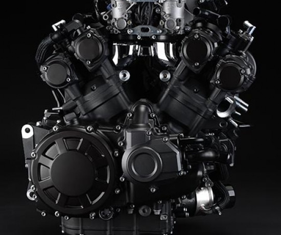 Động cơ V-Four: Điển hình trên mẫu Yamaha V-max, Honda VFR. Ưu điểm: Mạnh mẽ, hoạt động bền bỉ mượt mà. Nhược điểm: Nặng và phức tạp hơn động cơ 4 xi-lanh thẳng hàng. Thường có trên những mẫu sport-touring. Ảnh: Động cơ V-Four trên chiếc Yamaha V-max.