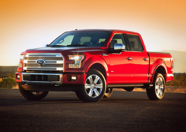 Ford F-150 2015: Xe bán tải F-150 được biết đến như mẫu xe bán chạy nhất trong nhiều thập kỷ vừa qua tại Mỹ. Trong năm 2015, F-150 tạo được một sự khác biệt lớn với thiết kế thân xe bằng nhôm, sử dụng động cơ tăng áp, giúp xe nhẹ hơn và tiết kiệm nhiên liệu hơn.