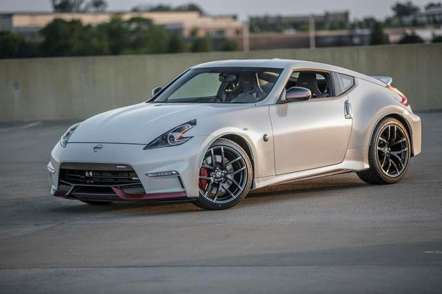 Cụ thể, bản cơ sở sẽ có giá bán từ 30,800 USD, bản 370Z Coupe Sport giá từ 34.380 USD (tương đương 655 triệu đồng), trong khi 370Z Coupe Sport Tech có giá 37.880 USD và 370Z Coupe Touring có giá lên tới 38.780 USD.