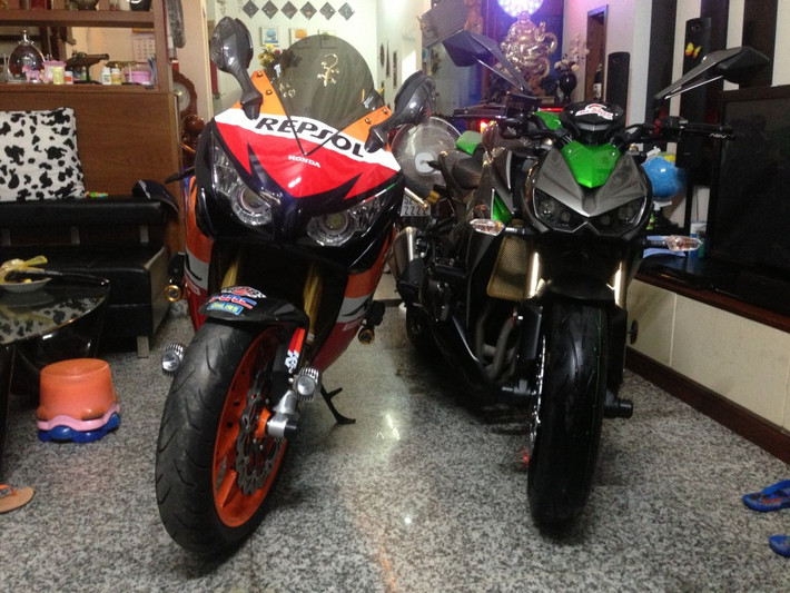 Chủ nhân chiếc Dream này còn sở hữu siêu xe Kawasaki Z1000 2014 mới toanh đầy hầm hố. Ảnh: Tuấn Anh/2banh.