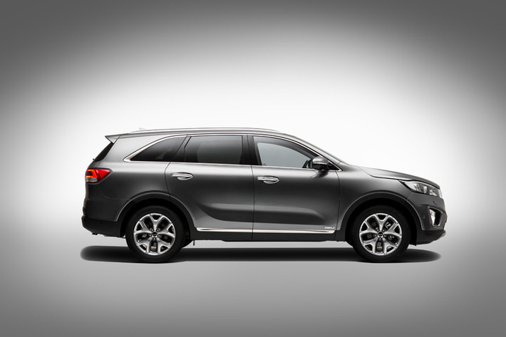 Sorento thế hệ thứ 3 có kích thước lớn hơn thế hệ trước, chiều dài tổng thể và chiều dài cơ sở xe tăng thêm lần lượt là 95 mm và 80mm để tạo không gian thoải mái cho hành khách ở cả 3 hàng ghế. Tuy nhiên chiều cao xe lại thấp hơn 15 mm và đường beltline (đường phân cắt giữa cửa kính 2 bên và phần thân xe) được nâng lên cao.