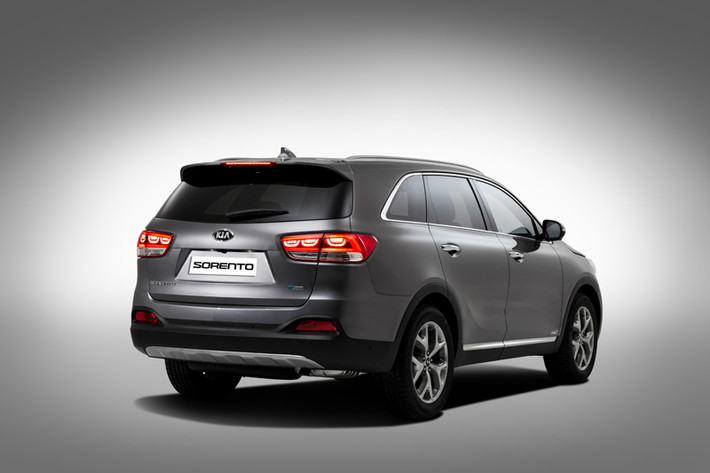 Thiết kế Sorento 2015 lấy cảm hứng từ chiếc Cross GT concept được giới thiệu tại triển lãm Chicago Auto Show năm ngoái. Đầu xe vẫn đặc trưng với lưới tản nhiệt kiểu mũi hổ lớn, nhưng cụm đèn pha đã vuốt ngược ra sau nhiều hơn. Đuôi xe cho cái nhìn thể thao và cá tính.