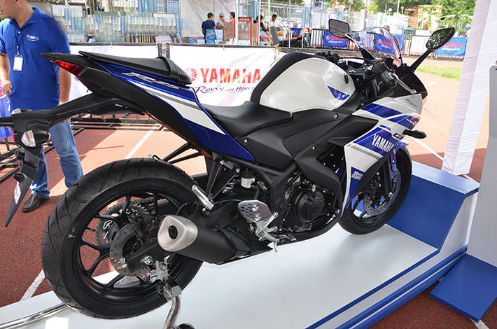 Các chi tiết góc cạnh vuốt nhọn tạo dáng thể thao cho Yamaha R25 nhìn từ mọi phía.