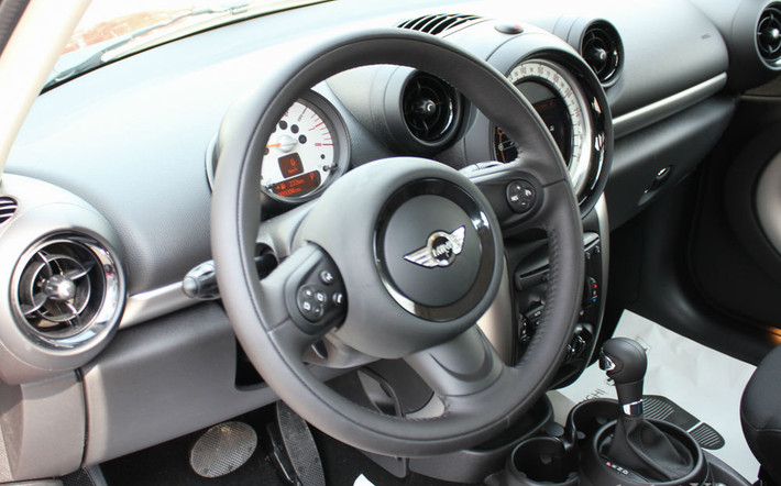 Phiên bản Countryman S thể thao được trang bị động cơ xăng I4 1.6L, hộp số tự động 6 cấp công suất 184 mã lực tại vòng tua 5.500 - 6.500 vòng/phút và mô-men xoắn 260 Nm tại vòng tua 1.700-4.500 vòng/phút. Xe có khả năng tăng tốc từ 0-100 km/h trong 7,9 giây, tốc độ tối đa đạt 210 km/h, mức tiêu hao nhiên liệu khoảng 7.5L/100km.
