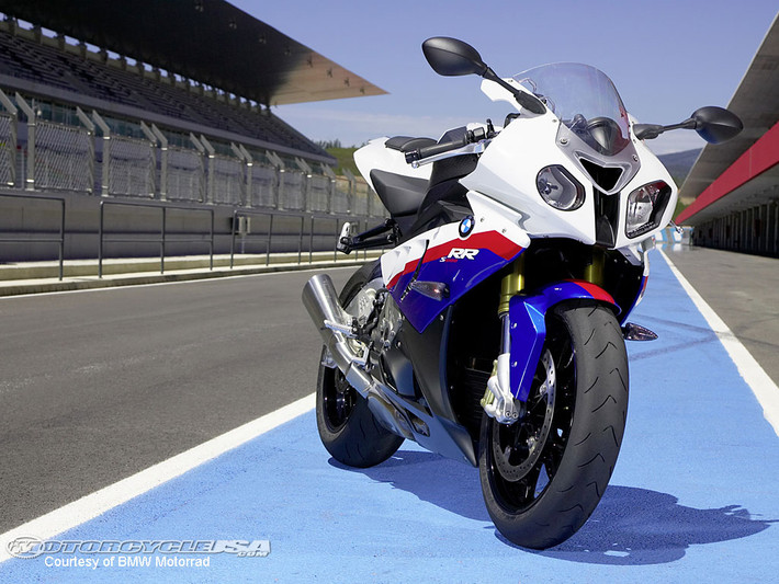 BMW S1000RR ngay từ khi xuất hiện trên thị trường đã gây chú ý với khối động cơ 1.000cc, sản sinh 193 mã lực tương đương sức mạnh của "chim ưng" Hayabusa 1.300. Xe có thể tăng tốc từ 0-200 km/h với 7,2 giây.