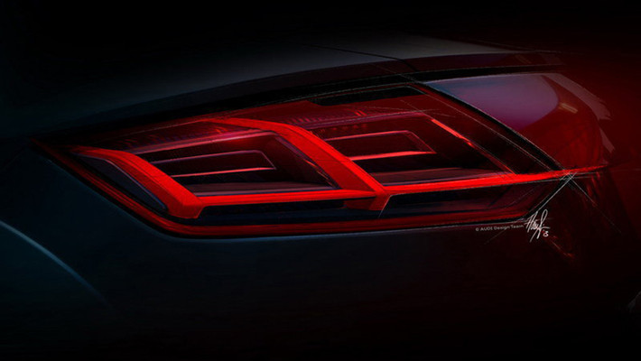 Rất nhiều chi tiết trên Audi TT 2015 gợi nhớ đến thế hệ đầu tiên của nó. Phần thân được thiết kế với những đường nét tinh tế tạo nên hiệu ứng khúc xạ đẹp mắt đồng thời thể hiện sự mạnh mẽ vốn có của một mẫu xe thể thao. Những đường nét nằm ngang ở phần đuôi làm cho xe trông có vẻ rộng hơn. Đồng thời, hệ thống đèn LED sau được tích hợp đèn xi-nhan linh hoạt và hệ thống đèn chạy ban ngày.