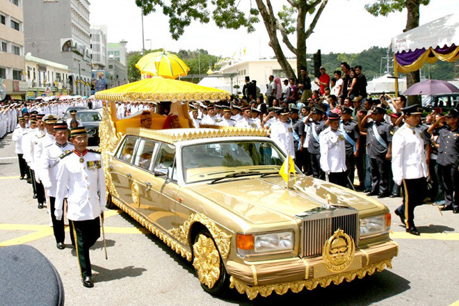 Rolls Royce Silver Spur Limo của đức vua Brunei với trị giá 14 triệu USD. Đức vua Brunei, Hassanal Bolkiah là người sở hữu bộ sưu tập xe lớn nhất thế giới với trị giá khoảng 4 tỷ USD. Ông cũng là chủ của bộ sưu tập xe Roll Royces lớn nhất thế giới. Trong thập niên 90, hoàng gia Brunei đã mua tới hơn nửa số xe Rolls Royces sản xuất trên toàn thế giới. Chiếc limousine dát vàng này được chế tạo để phục vụ đám cưới của nhà vua.