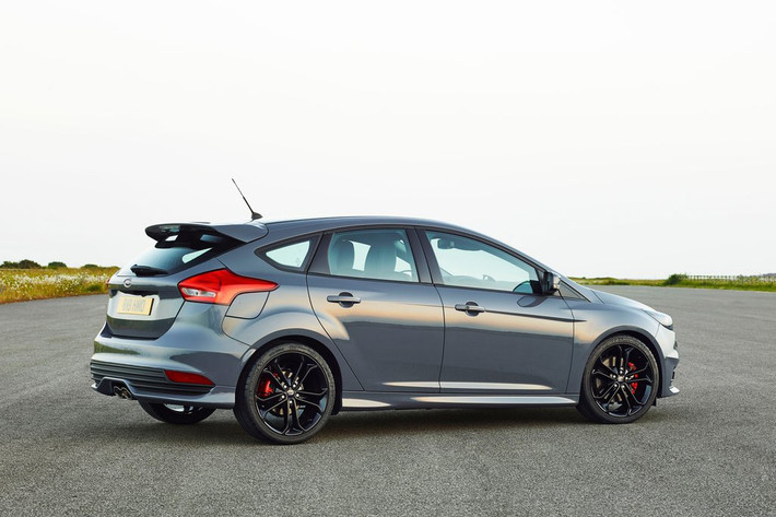 Những điểm đặc biệt nhất Focus ST 2015 mang lại đó là hệ thống kiểm soát khung gầm hoàn toàn mới, sự kết hợp giữa hệ thống treo và hệ thống lái cùng hệ thống lốp xe riêng biệt giúp xe vận hành linh hoạt, cân bằng và có cảm giác lái tinh tế hơn. Ford Focus ST 2015 sẽ được giới thiệu 2 phiên bản động cơ khác nhau: động cơ máy xăng và động cơ máy dầu.