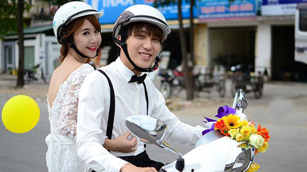 ... và dừng lại chụp ảnh kỉ niệm trên quảng trường Hồ Chí Minh. Đây là lần đầu tiên người dân thành Vinh chứng kiến màn rước dâu có một trong hai này.