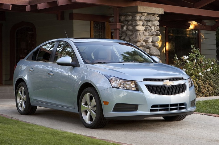 Chevrolet Cruze là mẫu xe sở hữu kích thước lớn nhất nằm trong danh sách này (4.597 x 1.788 x 1.477 mm). Kích thước của xe tương đồng với các mẫu xe hạng C như Toyota Altis, Honda Civic. Cruze ghi điểm với người tiêu dùng nhờ thiết kế tròn đầy, bắt mắt, không gian nội thất hiện đại.