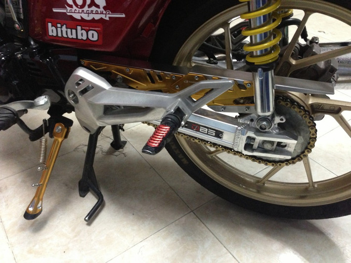 Một số đồ chơi khác được chủ nhân "thêm nếm" cho xe như: Carte Racingboy, chân chống Racingboy, sên vàng DID.