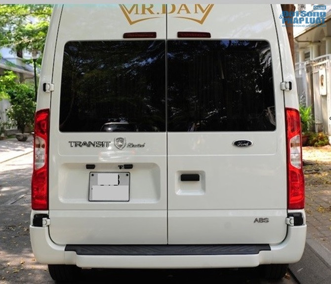Được biết, chiếc xe mới "tậu" của "Ông hoàng nhạc Việt" là chiếc Transit DCar Limited phiên bản 2014. Bên ngoài chiếc xe còn được Đàm Vĩnh Hưng in logo "Mr Đàm".