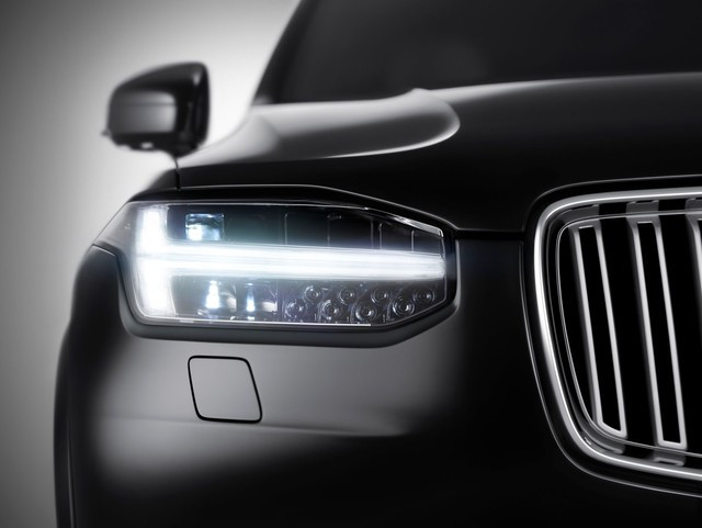 Dựa vào hình ảnh trên, có thể thấy thiết kế dải đèn LED chiếu sáng ban ngày trên Volvo XC90 bản thương mại vẫn giống với thiết kế trên các bản concept gần đây nhất là Concept Estate, Concept XC Coupe và Concept Coupe. Cụm đèn pha hình chữ T được nhóm thiết kế của hãng đặt tên là "Búa của Thor", ám chỉ chiếc búa thần Mjolnir thuộc sở hữu của thần sấm sét Thor trong thần thoại Bắc Âu.