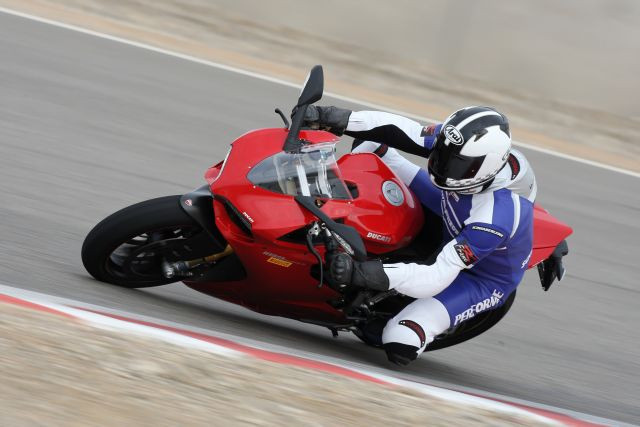 Ducati 1199 sở hữu động cơ V-Twin góc nghiêng 90 độ với khả năng tăng tốc từ 0-200 km/h mất 7,6 giây.