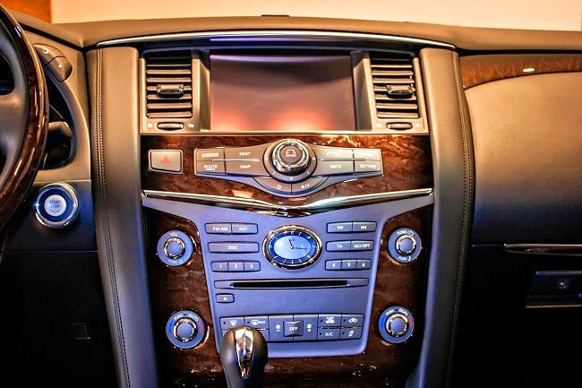 Phần nội thất đầy đẳng cấp của QX80 mang lại một không gian thoải mái cùng bộ điều khiển cá nhân cho từng người ngồi trong xe. Toàn bộ hệ thống ghế gồm 7 chỗ của QX80 được bọc da êm ái, hệ thống âm thanh 13 loa Bose chất lượng cao bao gồm hai loa siêu trầm, mang lại cho khách hàng trải nghiệm âm thanh chất lượng cao hoàn toàn mới.