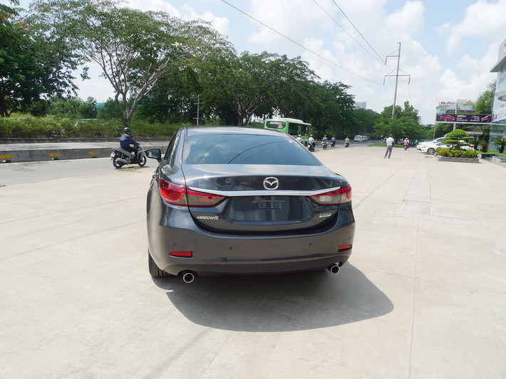 Mazda 6 vẫn có hầu hết các trang thiết bị tiện nghi và an toàn hiện đại trên xe như: hàng ghế trước chỉnh điện riêng ghế người lái có thêm 2 vị trí nhớ, điều hòa tự động 2 vùng, cửa sổ trời, hệ thống âm thanh Bose 11 loa (chỉ có ở bản 2.5), 6 túi khí và hệ thống cân bằng điện tử DSC.