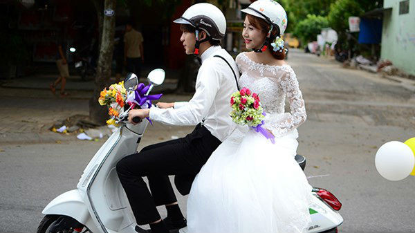 Đặc biệt, cặp đôi hot teen nổi tiếng với tình yêu lãng mạn là Quỳnh Anh Shyn và Bê Trần cũng tham gia trong đoàn diễu hành.