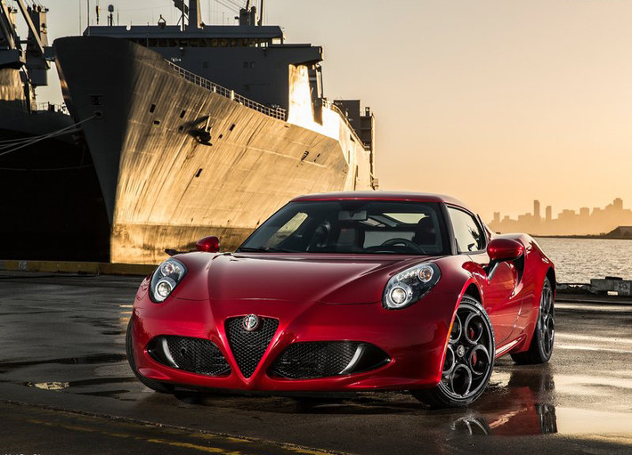 Alfa Romeo 4C: Được thiết kế với hai chỗ ngồi, hệ khung gầm bằng carbon và động cơ được đặt chính giữa, Alfa Romeo 4C được coi là sự trở lại của thương hiệu Fiat với thị trường Mỹ.