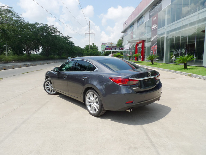 Mazda 6 nổi bật với phong cách thể thao, cá tính dựa trên ngôn ngữ thiết kế Kodo và bộ mâm 19 inch (trên bản 2.5) lớn nhất phân khúc.