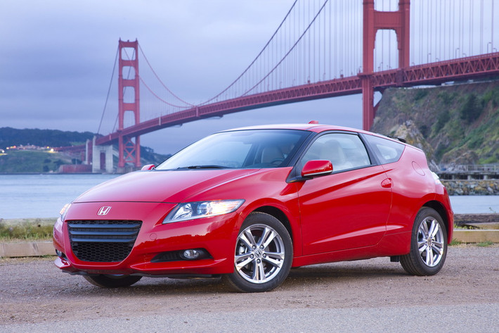 Honda CR-Z: Mẫu xe thể thao Hybrid với kiểu dáng "đuôi cụt" lạ mắt của Honda được phân phối không chính hãng từ các showroom xe nhập khẩu. Xe có động cơ Hybrid 1.5L 122 mã lực, hộp số sàn 6 cấp, kiểu dáng 2+2 và giá bán 1,2 tỷ đồng.