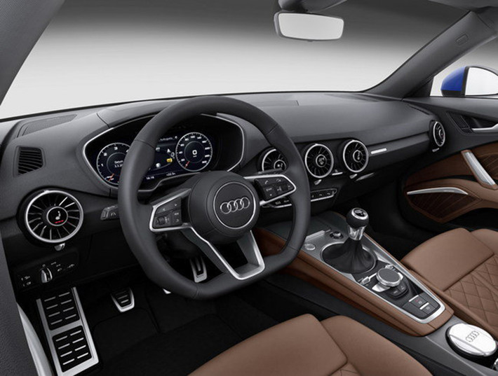 Audi đưa ra 3 tùy chọn màu sắc hai tông màu trong phần nội thất, tùy theo sở thích của từng khách hàng. Nhờ phối hợp màu sắc tinh tế nên nội thất của Audi TT mang lại cảm giác khá thanh lịch và sang trọng. Hơn nữa, với 2+2 chỗ ngồi và cốp xe có dung tích 305 lít (hơn 13 lít so với mẫu xe trước đó), mẫu Coupe này có thể thích hợp để di chuyển thường ngày lẫn những chuyến đi ngắn ngày.