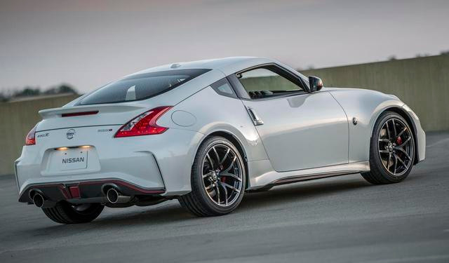 Các phiên bản tiêu chuẩn của Nissan 370Z 2015 được trang bị động cơ V6 3.7 lít sản sinh công suất tối đa 332 mã lực. Bản 370Z Coupe Nismo có sức mạnh 350 mã lực và mô-men xoắn 372 Nm.