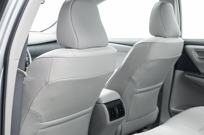 Cận cảnh phía sau hàng ghế trước của Camry 2015.