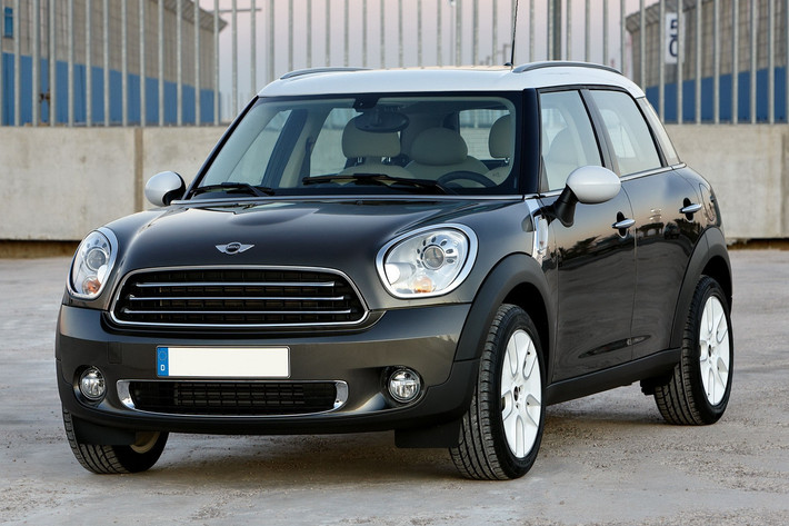 Các dòng xe của hãng như: Mini Cooper, Mini Countryman, Mini Clubvan, Mini Paceman, Mini John Cooper... Mỗi dòng xe lại có khá nhiều phiên bản có tên tương tự nhau. Ảnh: Mini Countryman giá bán 1,499 tỷ đồng tại Việt Nam. Mini Contryman là phiên bản 5 cửa có kích thước lớn nhất trong gian đình Mini.