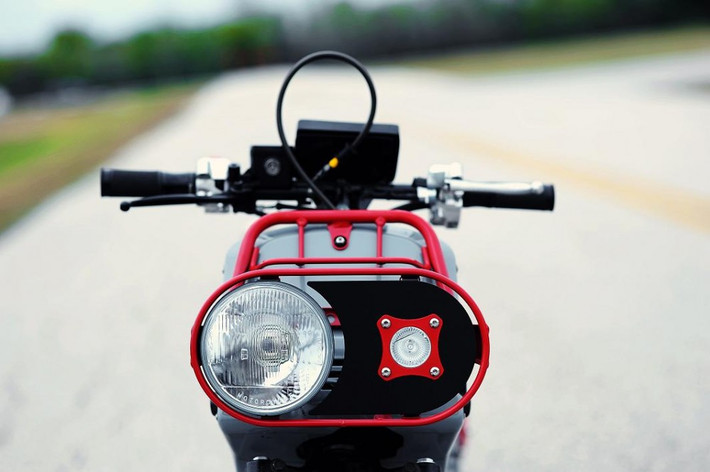 Đầu đèn bên to bên nhỏ, cổ kính và thẩm mỹ của phiên bản 55cc được giữ lại.