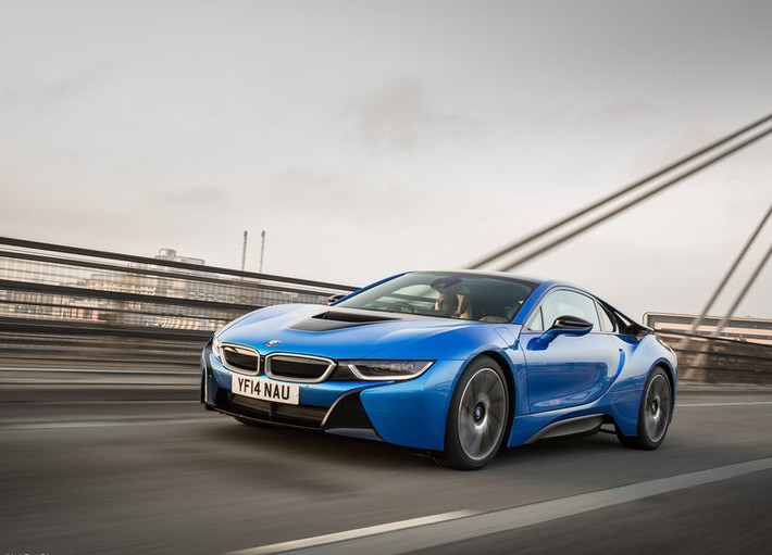 BMW i8 2015: Đây được coi là mẫu xe phác thảo tương lai của BMW. BMW i8 được thiết kế nổi bật với thân xe bằng vật liệu sợi carbon và hệ thống động cơ điện.