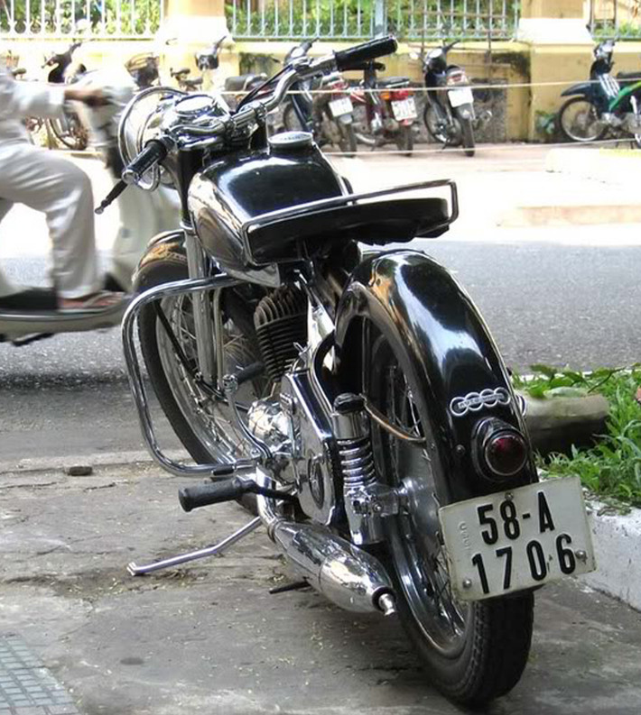 Ở Việt Nam, DKW được coi là hàng hiếm vì có rất ít xe được mang về đây. Đa phần, xe DKW mang về Việt Nam được coi là tài sản của các du học sinh hoặc các lao động hợp tác. Ảnh: Một chiếc DKW RT-200 được phục hồi nguyên bản tại TP HCM.