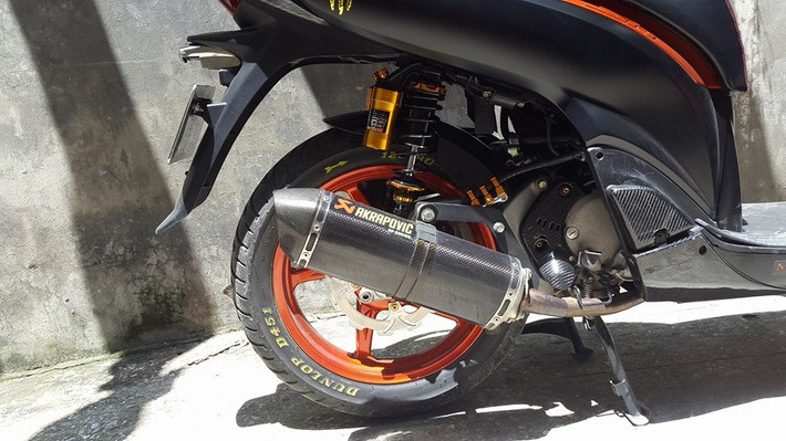 Pô Akrapovic carbon cùng số chi tiết ốp fiber carbon khiến chiếc xe thêm vẻ sành điệu.