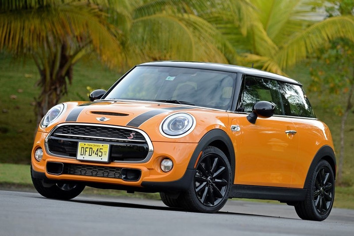 Mini gia nhập thị trường Việt Nam từ năm 2011 với Euro Auto là đơn vị nhập khẩu chính hãng cùng thực hiện chính sách hậu mãi cho thương hiệu xe này. Tuy nhiên, đến đầu năm 2014 Mini tại Việt Nam mới tách riêng nhà để khai trương showroom tại Hà Nội và dự định showroom thứ hai tại TP HCM sẽ mở cửa cuối năm nay. Ảnh: Mini Cooper S Bayswater giá bán 1, 499 tỷ đồng.