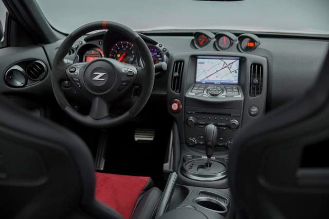 Phiên bản Roadster sẽ có giá từ 42.630 USD, đi kèm sẽ là hộp số tự động 7 cấp, khách hàng có thể tùy chọn hộp số tay trên phiên bản 370Z Roadster Touring có giá 46.080 USD.