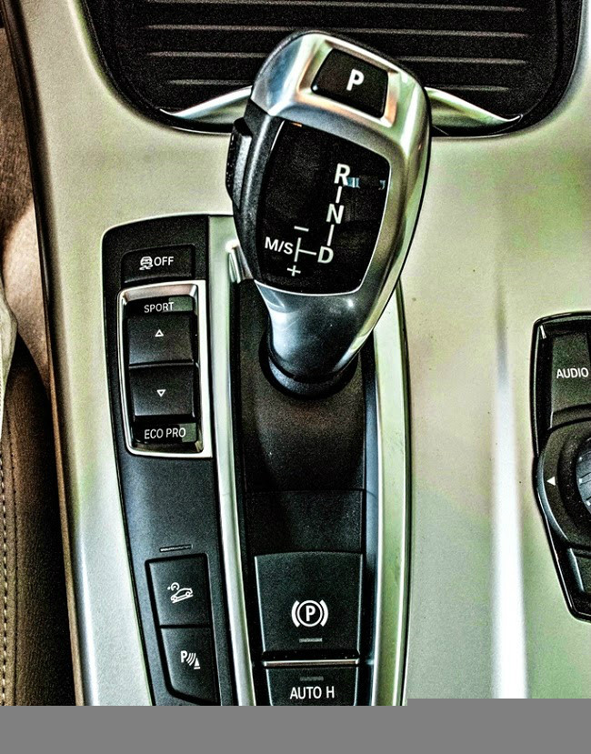 Cụm điều khiển iDrive cũng làm cho không gian nội thất trở nên hiện đại và bắt mắt hơn.