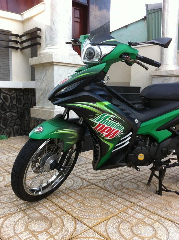 Nhiều đồ chơi hàng hiệu được trang bị cho chiếc Exciter này như: bao tay, kính Rizoma, tay thắng Biker Eco, đèn gương cầu...