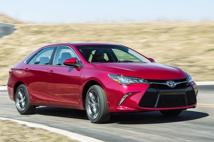 Kích thước trên Camry thế hệ mới được mở rộng về chiều dài tổng thể lên 45mm và chiều rộng lên 10mm.