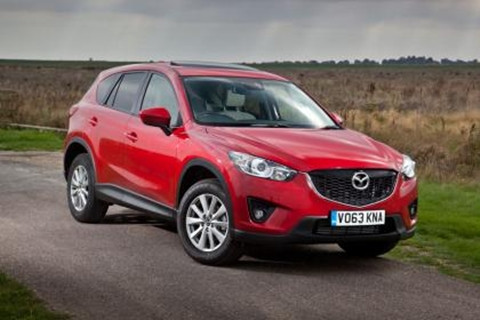 Mazda CX-5: Nhờ công nghệ cải tiến SkyActiv của Mazda, phiên bản CX-5 giúp tiết kiệm nhiên liệu và bảo vệ môi trường ở mức tối đa. Chiếc Mazda CX-5 được trang bị động cơ diesel dung tích 2.2 lít mang lại công suất 148 mã lực, đồng thời chỉ xả ra ngoài môi trường 136g/km lượng khí CO2. Hiệu suất này sẽ không làm hao tổn công suất vận hành của xe.