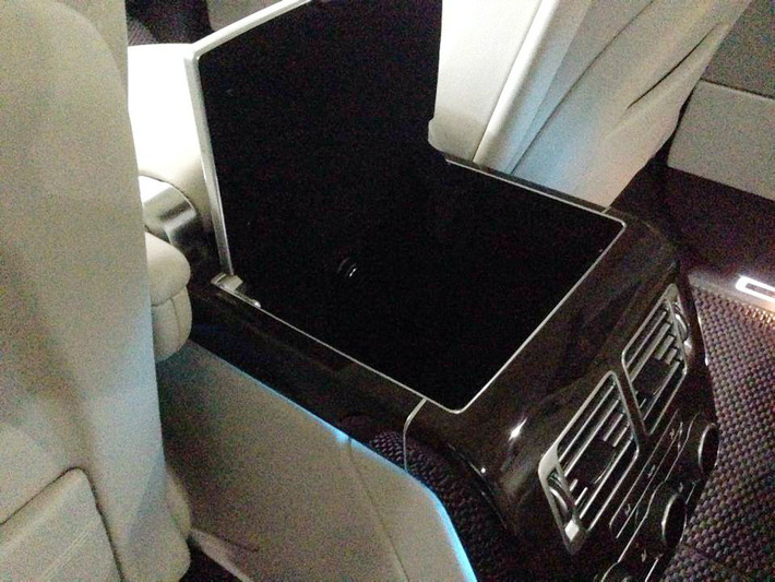 Nội thất sang trọng và tiện nghi bên trong Range Rover LWB. Ảnh: Facebook Gia Binh.