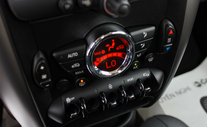 Các trang bị an toàn trên MINI Countryman gồm: Hệ thống chống bó cứng phanh (ABS), hệ thống điều chỉnh phanh khi vào cua (CBC), hệ thống phân bổ lực phanh điện tử (EBD), hệ thống cân bằng điện tử (DSC), hệ thống cân bằng thân xe điện tử giúp tăng khả năng bám đường (ASC+T).