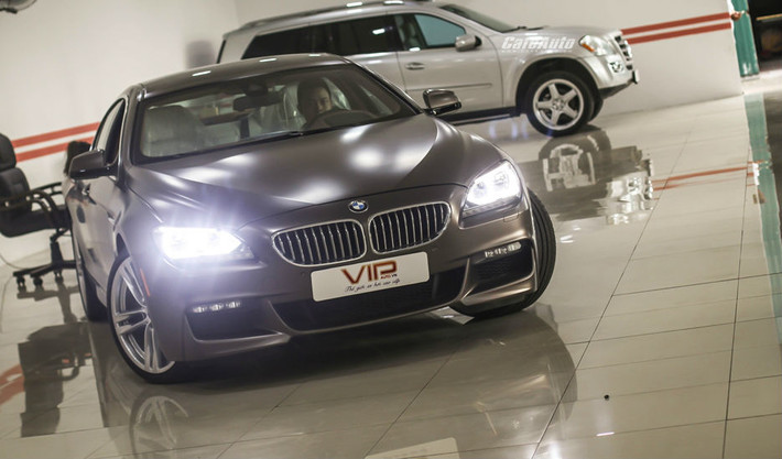 Tân binh nhà BMW tạo điểm nhấn khác biệt bằng 2 cánh cửa bổ sung nhưng vẫn duy trì kiểu dáng thấp. Xe có chiều dài 5.007 mm rộng 1.894 mm và cao 1.392 mm. Phần mũi xe kéo dài trong khi đuôi xe khá ngắn. Đường vát trên nắp ca-pô ấn tượng, kéo dài về phía trước ôm trọn lưới tản nhiệt đặc trưng của thương hiệu BMW.