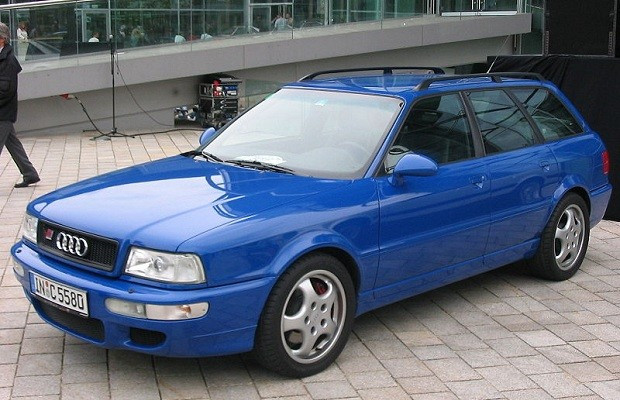 RS2: Năm sản xuất 1994. Audi RS2 là mẫu wagon 4 cửa tiện dụng dành cho gia đình. Tuy nhiên những thông số kỹ thuật của nó có thể làm cho bạn sốc bởi mẫu xe “cục mịch” này có thể tăng tốc từ 0-100 km/h chỉ trong 4,8 giây.