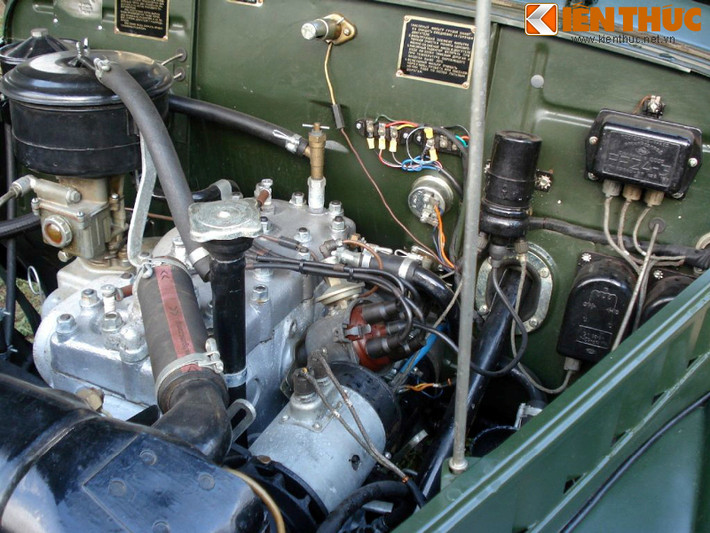 GAZ 69 có chiều dài 3,85m rộng 1,75m với phiên bản GAZ 69 cao 2,03m và phiên bản GAZ 69A cao 1,92m. Trọng lượng không tải của xe là 1.535 kg, bình xăng 48 lít, xi-lanh 2.120cc động cơ 55 mã lực và có hộp số 4 cấp. Ảnh: Khoang động cơ của GAZ 69.