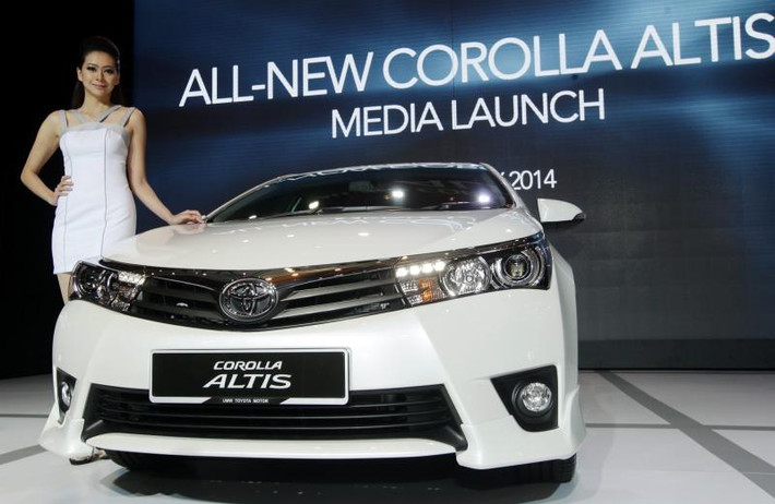 Toyota Corolla Altis 2014 sẽ là mẫu sedan tiếp theo được Toyota Việt Nam trình làng sau mẫu Vios 2014. Corolla Altis 2014 có kích thước là 4.620 x 1.776 x 1.460 mm (dài x rộng x cao), không gian bên trong sẽ rộng rãi hơn trước.