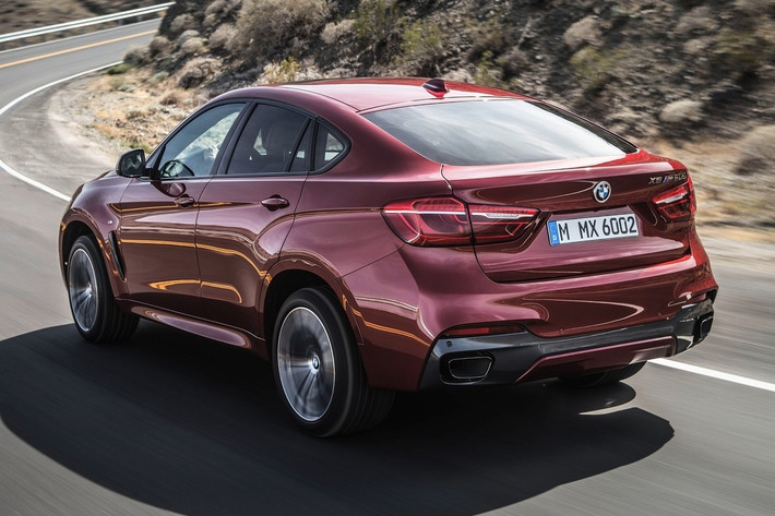 BMW X6 2015 được giới thiệu với hai phiên bản động cơ. Trong đó phiên bản X6 xDrive35i trang bị động cơ I6 3.0L tăng áp sản sinh công suất 300 mã lực tại 5.800 - 6.400 vòng/phút và mô-men xoắn cực đại 400Nm tại 1.200 - 5.000 vòng/phút. Sức mạnh này kết hợp cùng hộp số tự động 8 cấp và hệ dẫn động 4 bánh giúp xe tăng tốc từ 0 lên 96 km/h trong 6 giây.