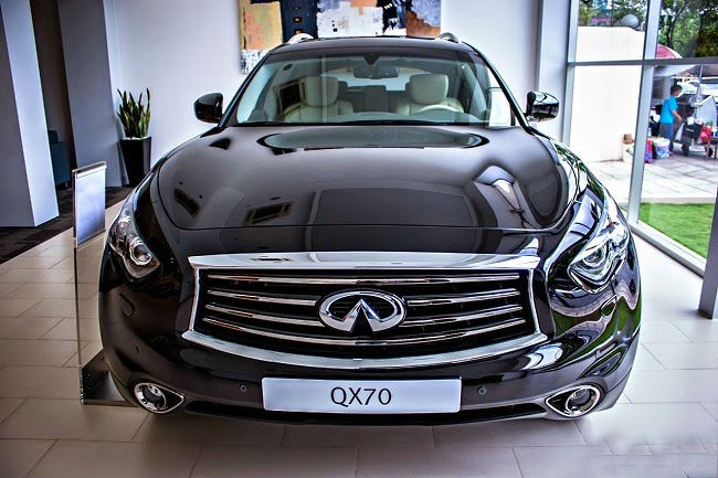 Hình ảnh thương hiệu Infiniti được thể hiện rõ ngay từ biểu tượng vòm kép trên lưới tản nhiệt được phân biệt trong bóng tối bởi hệ thống đèn pha xenon kiểu máy chiếu bao quanh.