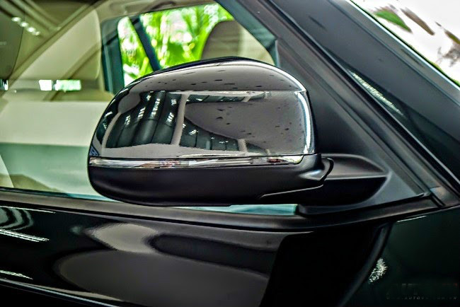 Hộp số tiêu chuẩn trên BMW X3 mới là loại tự động 8 cấp, cho phép chuyển đổi linh hoạt giữa các chế độ: Normal, Comfort, Sport, ECO PRO. Đặc biệt, với chế độ ECO PRO, khi thực hiện theo những chỉ dẫn của hệ thống, thậm chí có thể tiết kiệm đến 20% lượng nhiên liệu tiêu thụ. xDrive20i được Euro Auto bán ra tại thị trường Việt Nam với giá 2,148 tỷ đồng và xDrive28i giá 2,479 tỷ đồng.