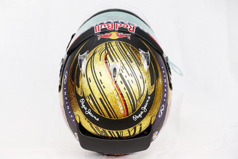 Chiếc mũ bảo hiểm có giá "cắt cổ" này được chính Vettel đặt thiết kế riêng với nhiều họa tiết đặc biệt và dàn tem mang logo của Infiniti và Red Bull, phần mặt kính là dòng "SV RACE" do chính tay anh ký lên. Điều đặc biệt hơn nữa là chiếc mũ bảo hiểm này được mạ vàng toàn bộ bề mặt.
