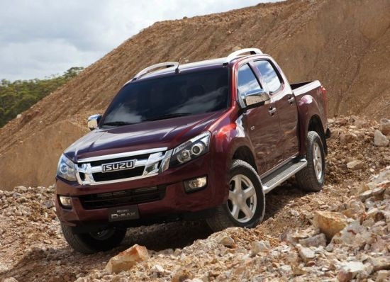 Isuzu D-MaX: Tiêu thụ 195 chiếc trong 7 tháng đầu năm 2014. Nổi tiếng với khả năng tiết kiệm nhiên liệu, Isuzu D-Max cũng đang được khá nhiều người dùng ưa chuộng. Phiên bản 2014 sử dụng động cơ diesel 4 xi-lanh, tăng áp, dung tích 2,5 lít, sản sinh công suất tối đa 136 mã lực tại 3.600 vòng/phút và mô-men xoắn cực đại 294 Nm tại 1.800 - 3.200 vòng/phút.